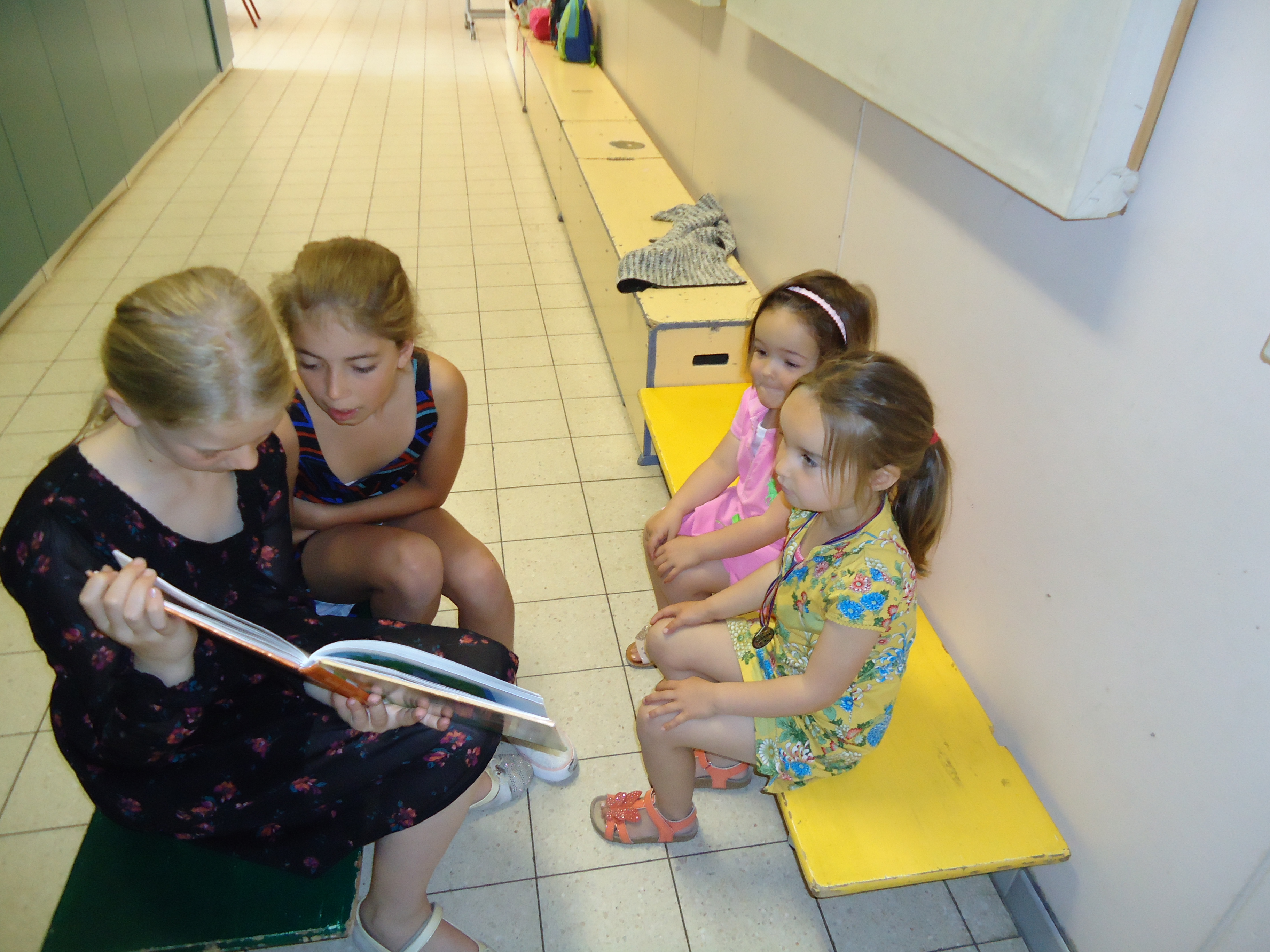 boekje voorlezen in de kleuterschool (juf Lucy)